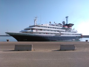foto nave corinthia al porto di Crotone