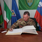 il generale Perretti firma l'albo d'onore del Regional Command West