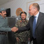  il Presidente Letta saluta il generale Safi, comandante provinciale della polizia di Herat
