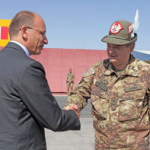 il generale Ignazio Gamba saluta il Presidente del Consiglio Enrico Letta al termine della sua visita a Herat