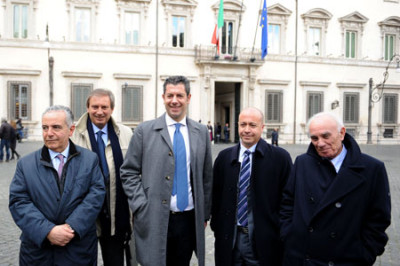 Il Presidente Scopelliti insieme ai sindaci di Gioia Tauro e San Ferdinando alla sua sx mentre a dx Autorità portuale Grimaldi e Fedele Ass