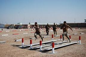 Militari afghani in addstramento nel campo militare ad ostacoli (5)