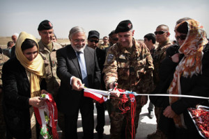 Il Gen. Scopigno e il Governatore di Herat tagliano il nastro