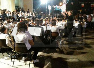 Diocesi di Lamezia Terme - Esibizione cori e orchestra al piazzale-sant antonio Serenata al Papa -dirige-don-Pino Latelli[1]